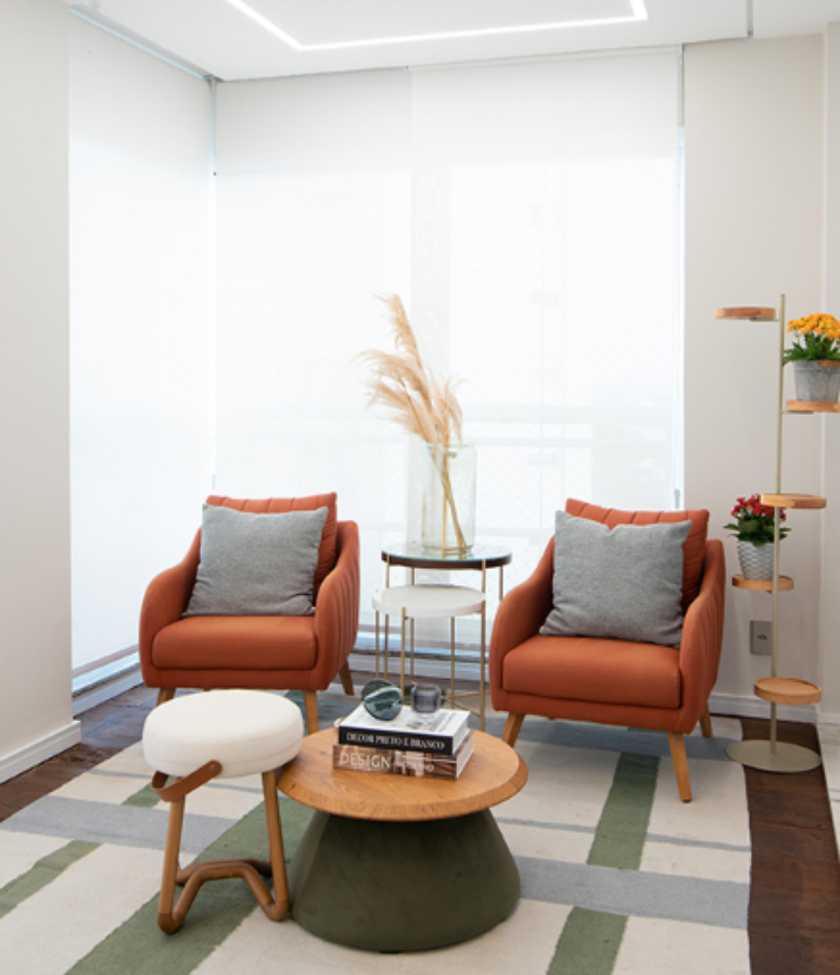 O estilo de decoração do ambiente influencia na escolha da poltrona para sala pequena – Projeto: Mari Milani + Arquitetas | Foto: Erika Urbino