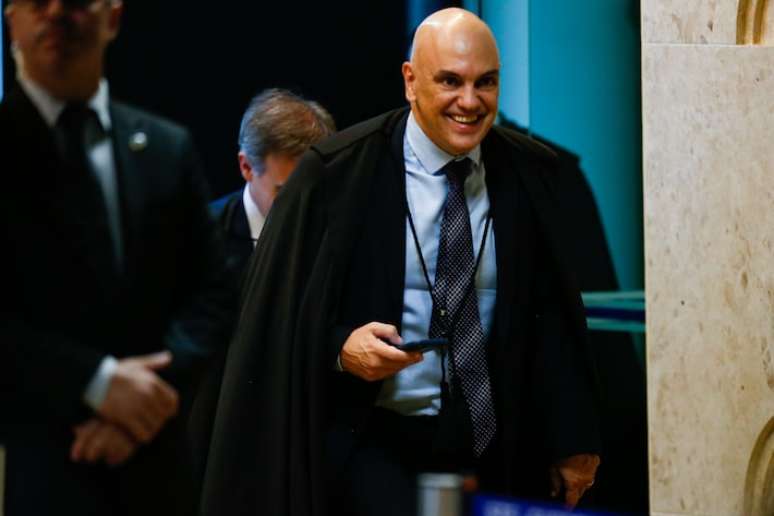 Ministro Alexandre de Moraes concedeu liberdade provis&oacute;ria a cinco coroneis suspeitos de omiss&atilde;o frente aos ataques antidemocr&aacute;ticos.