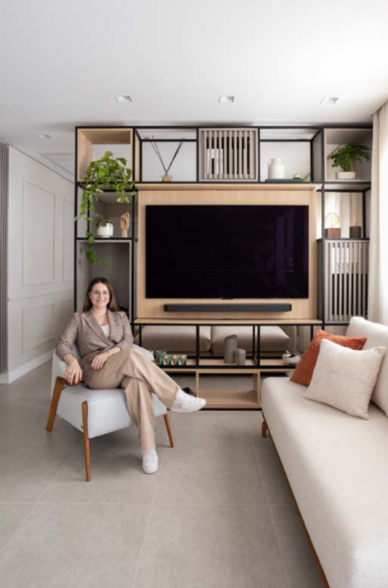 Optar por sofá modular e poltronas otimiza salas menores, além de manter o conforto sem sacrificar a circulação – Projeto: Loft 7 Arquitetura | Foto: Dam Mol