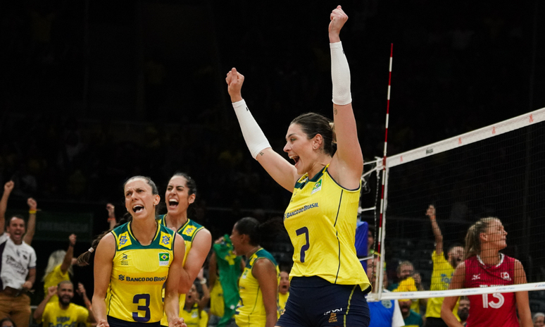 A vibrante Rosamaria durante a partida de estreia da seleção 