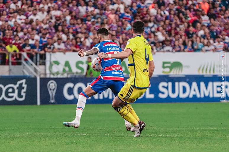 Fortaleza e Boca Juniors em ação no primeiro confronto. 