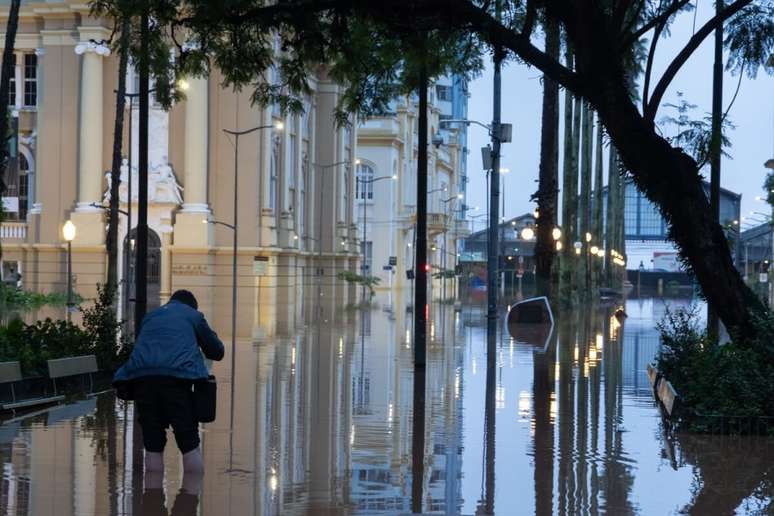 Contato com a água contaminada das enchentes pode trazer diversos problemas de saúde