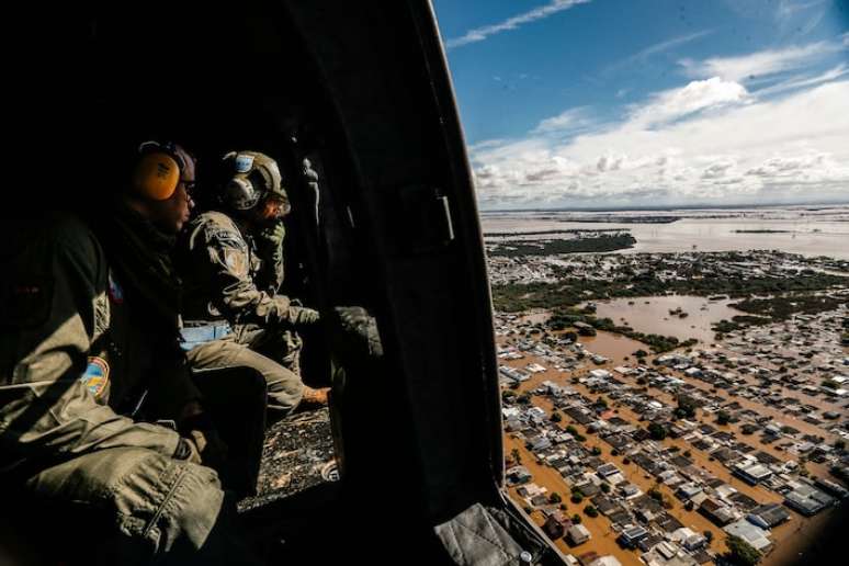 Militares do exército sobrevoam a cidade de Eldorado, no Rio Grande do Sul, para levar mantimentos a pessoas desabrigadas