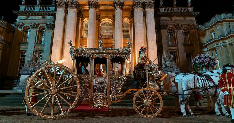 O Blenheim Palace faz as vezes do Palácio de Buckingham no spin-off 'Rainha Charlotte' - e voltará a parecer na terceira temporada de 'Bridgerton'