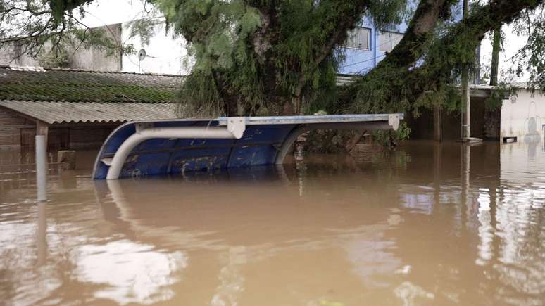 Ponto de ônibus alagado: a água ainda não abaixou em muitos locais de Eldorado do Sul