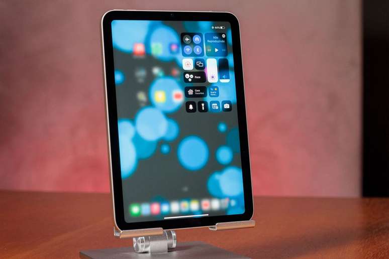 iPad mini tem um design mais compacto para quem busca um tablet pequeno (Imagem: Ivo Meneghel Jr/Canaltech) 