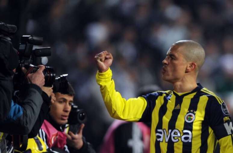 Bulent Klic/AFP via Getty Images - Legenda: Alex em sua passagem como jogador do Fenerbahçe -