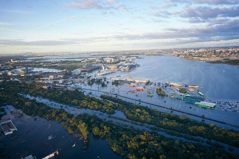 O Aeroporto Salgado Filho, em Porto Alegre (RS), fica em um dos locais alagados durante as enchentes no Rio Grande do Sul (Imagem/Reprodução/Mauricio Tonetto/Secom)