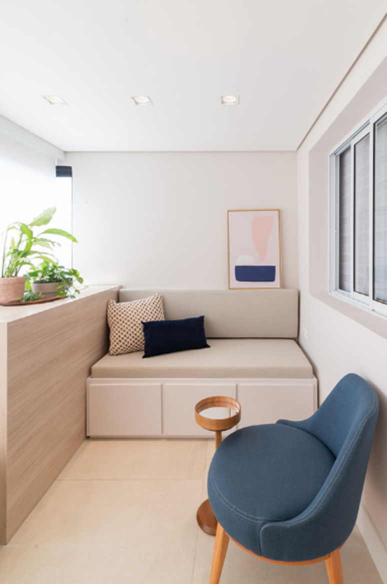 Com os móveis e o layout certo, a sua sala pequena pode ficar bonita e funcional – Projeto: Mari Milani + Arquitetas | Foto: Erika Urbino