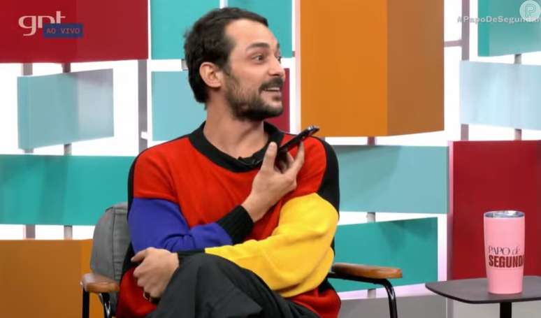 Eduardo Sterblitch tentou ligar ao vivo para 'Bola', ex-integrante do 'Pânico'.