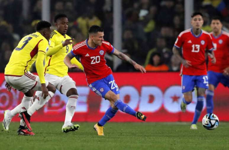 Javier Torres/AFP via Getty Images - Legenda: Aránguiz ficará fora de um torneio pelo Chile após dez anos