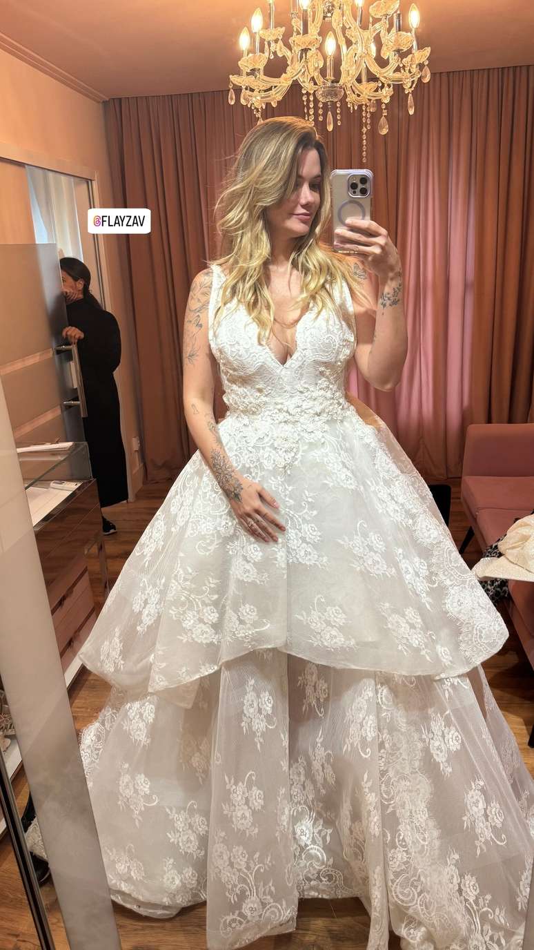 Marcela Mc Gowan prova vestido de noiva