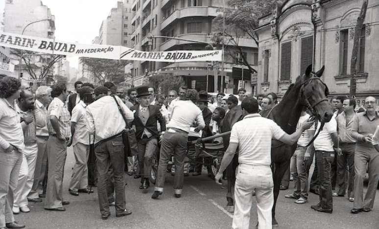 Silvio Luiz desembarca de carroça e é saudado pelo público. - 02/01/1982.