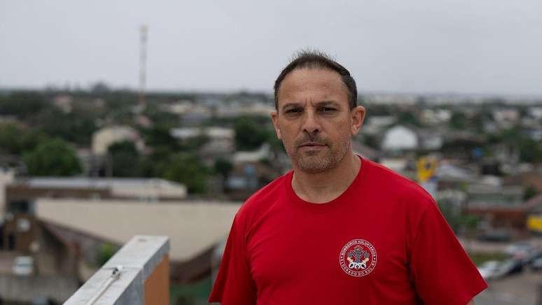 Rudnei Santos é um dos bombeiros que trabalharam incessantemente desde o início das enchentes