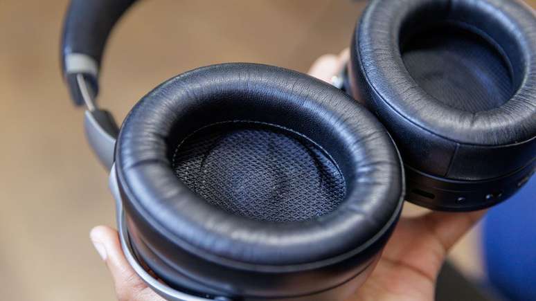 Os cuidados com headphones são similares, mas é interessante verificar ainda o material das almofadas, para usar o método de limpeza correto para evitar desgaste (Imagem: Ivo Meneghel Jr/Canaltech)