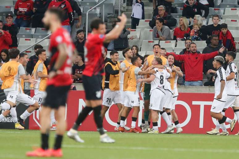 Jogadores do Danubio comemoram gol sobre o Athletico.