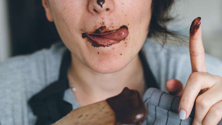 Entenda por que as mulheres usam o chocolate para espantar a solidão