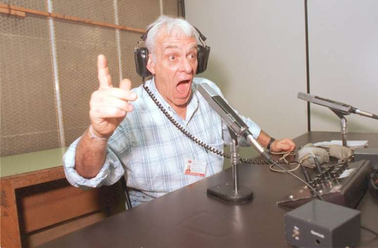 Silvio Luiz durante gravação de radiojornal na Rede Bandeirantes, em agosto de 1995.