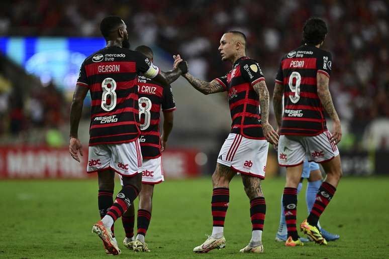 Gerson e Cebolinha comemoram primeiro gol do Flamengo no jogo (Photo by PABLO PORCIUNCULA/AFP via Getty Images)
