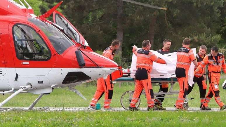 Fico foi transportado de helicóptero para um hospital em Banska Bystrica, onde foi submetido a várias horas de cirurgia