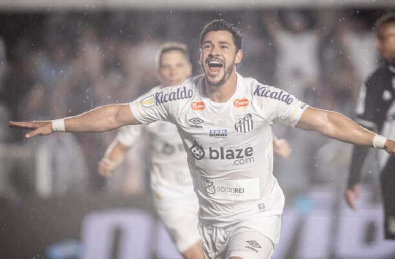 Fotos- Raul Baretta/ Santos FC - Legenda: Giuliano é um dos destaques do Santos na temporada 2024