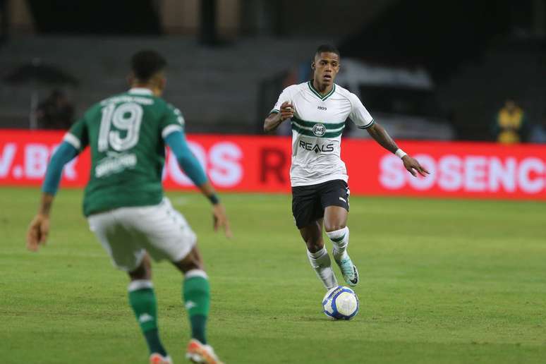 Rodrigo Gelado vive bom momento com a camisa Alviverde.