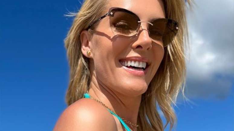 Pregnant?  Ana Hickmann walks the catwalk of a luxury brand and the detail catches the attention