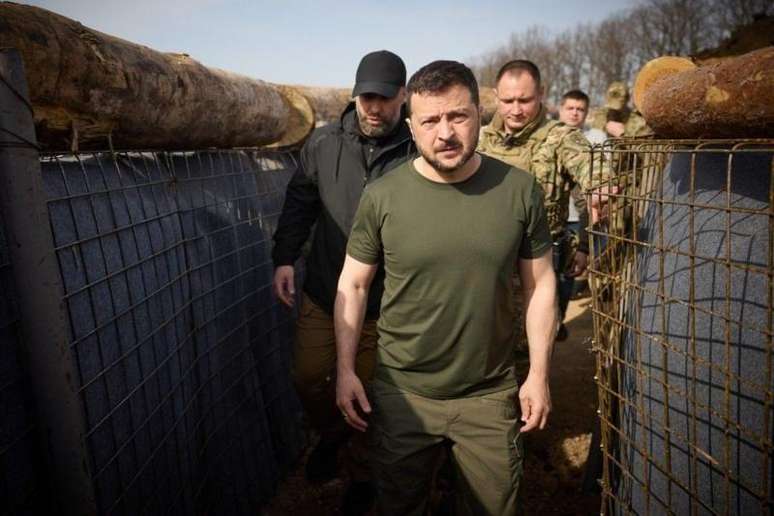 Zelensky inspecionou fortificações perto da fronteira na região de Kharkiv em abril