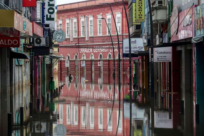 Ruas comerciais no Centro de Porto Alegre ficaram alagadas