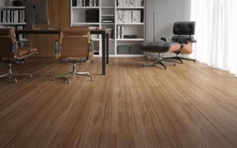 21. Vale a pena apostar no Carvalho Hanover para combinar estilo e movimento em sua na decoração com cor palha – Foto: Durafloor