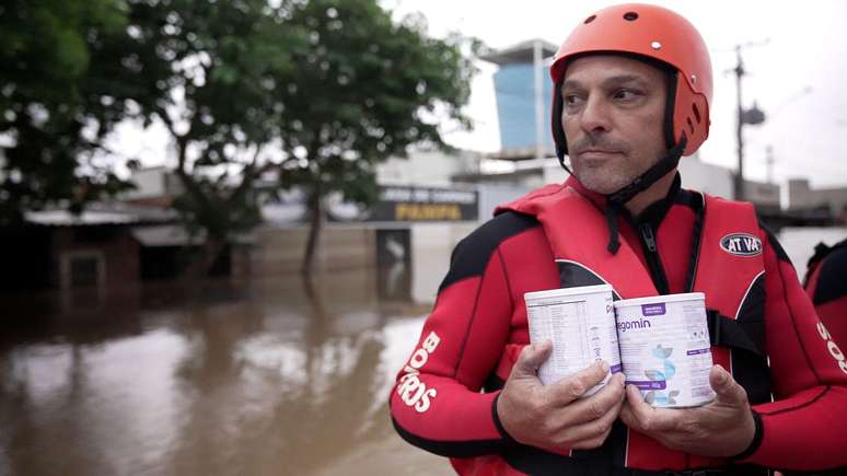 Rudnei tem ajudado famílias ilhadas levando alimentos