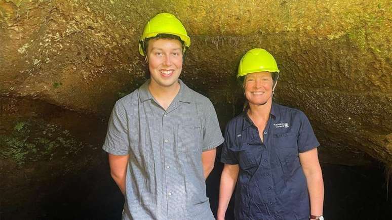 Jaxon Ingold e Kate Lewis trabalham registrando a enorme rede de cavernas que se espalha embaixo Auckland