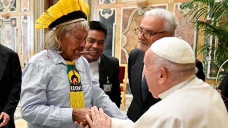 Cacique Raoni entregou uma carta ao Papa Francisco em que critica garimpo e tese do marco temporal.