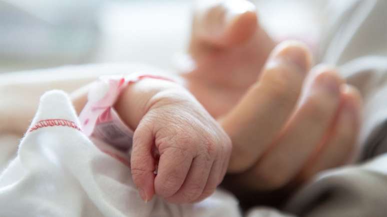 Pais de bebês prematuros também precisam de cuidados para passar pelo processo