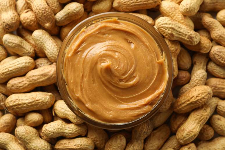 Apesar de calórico, o amendoim pode auxiliar na perda de peso por promover a saciedade 