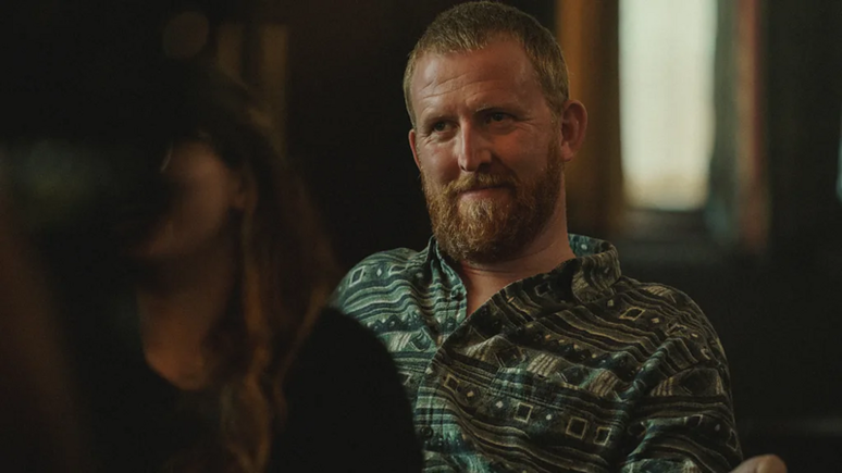 Tom Goodman-Hill interpreta Darrien, o roteirista de televis&atilde;o que agride e estupra Donny no epis&oacute;dio mais sombrio da s&eacute;rie