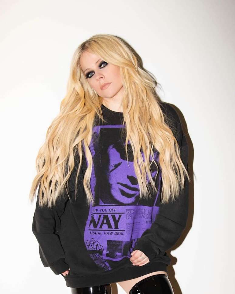 What does Avril Lavigne think of the theory that she died and was replaced by a lookalike?;  watch the video