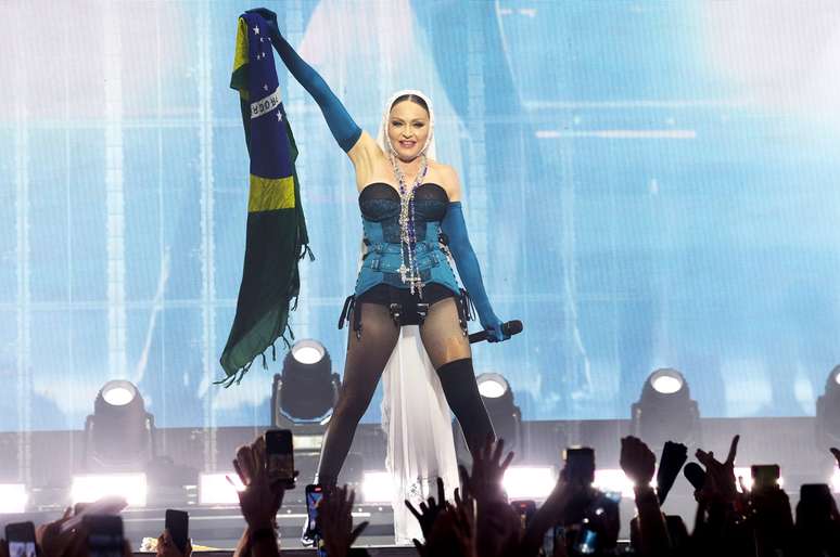 Madonna na parte final do show na praia de Copacabana: o corpo sofre pelo esforço nos palcos