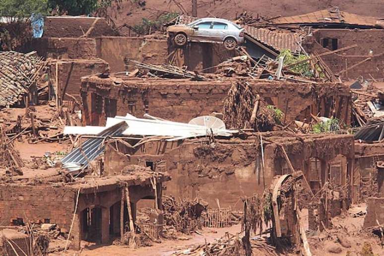 Rompimento de barragens de rejeitos da mineradora Samarco em 5 de novembroprovocou a tragédia no distrito de Bento Rodrigues, na cidade de Mariana, em Minas Gerais