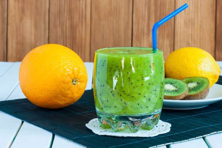 Suco de kiwi, limão-siciliano e laranja 