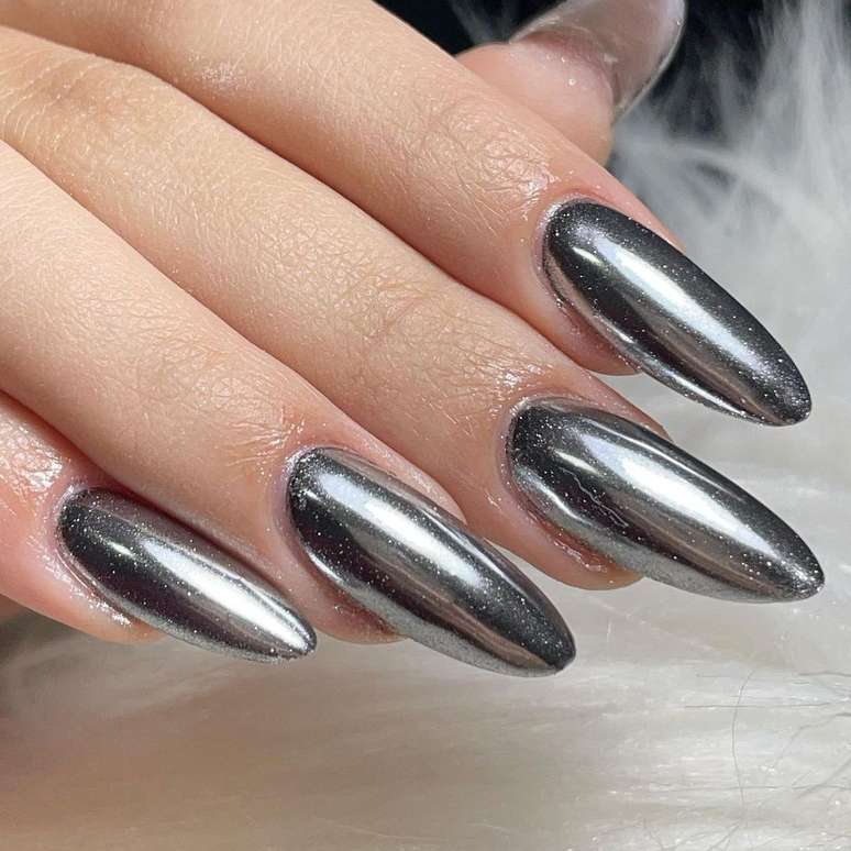 10 ideias de unhas cromadas para você se inspirar