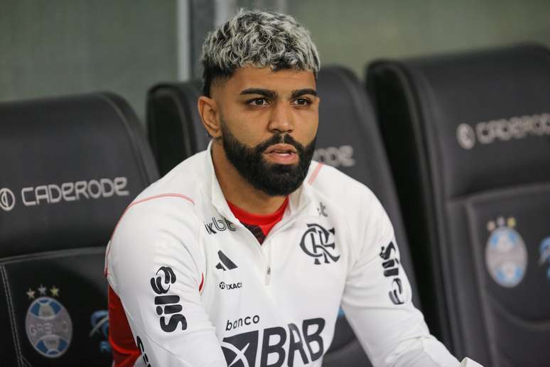 Gabigol no banco de reservas na partida contra o Grêmio (Photo by Pedro H. Tesch/Getty Images)