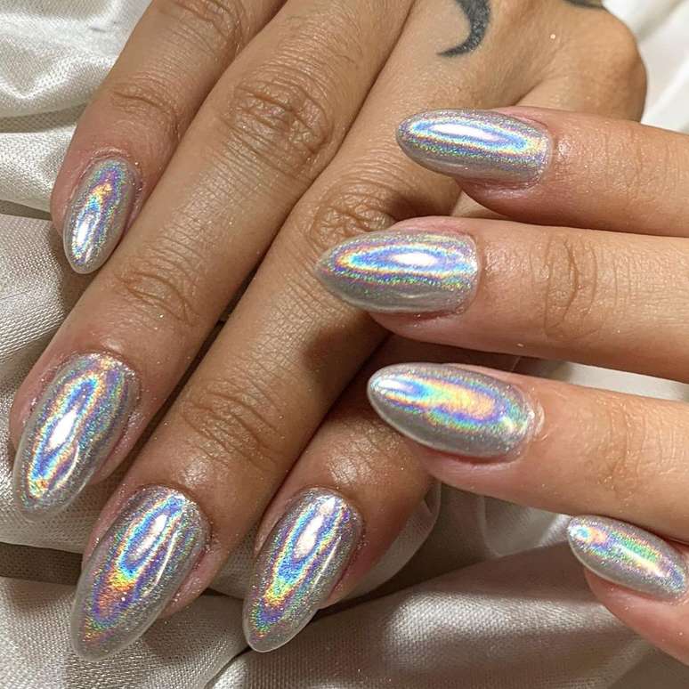 10 ideias de unhas cromadas para você se inspirar