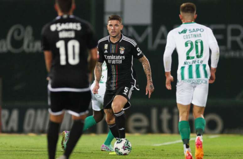 Divulgação / Benfica - Legenda: Jogadores de Rio Ave e Benfica em disputa de bola na última rodada do Português -