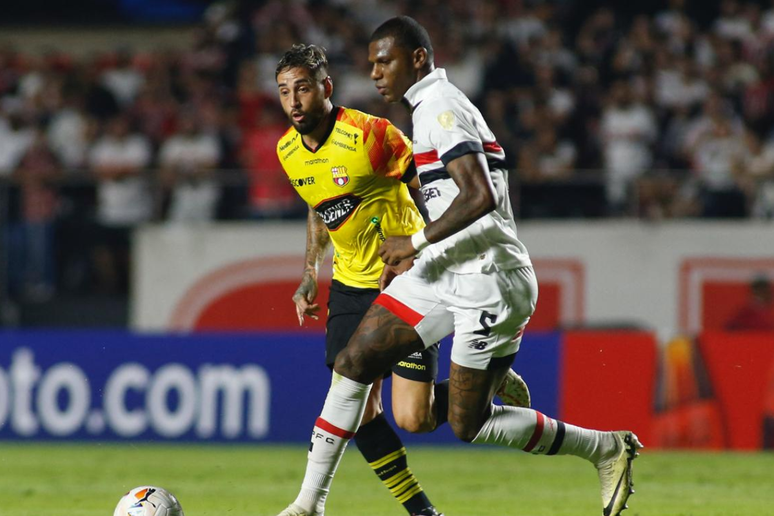 Arboleda contra o Barcelona na Libertadores 