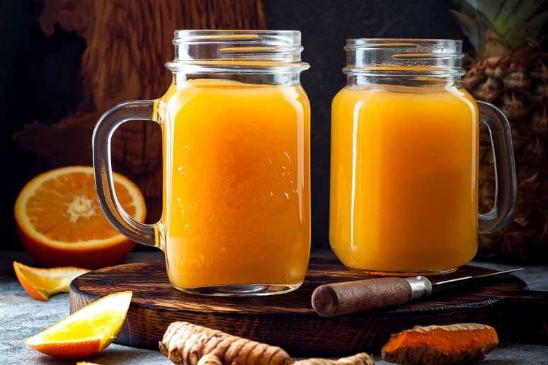 Suco de abacaxi, laranja e cúrcuma