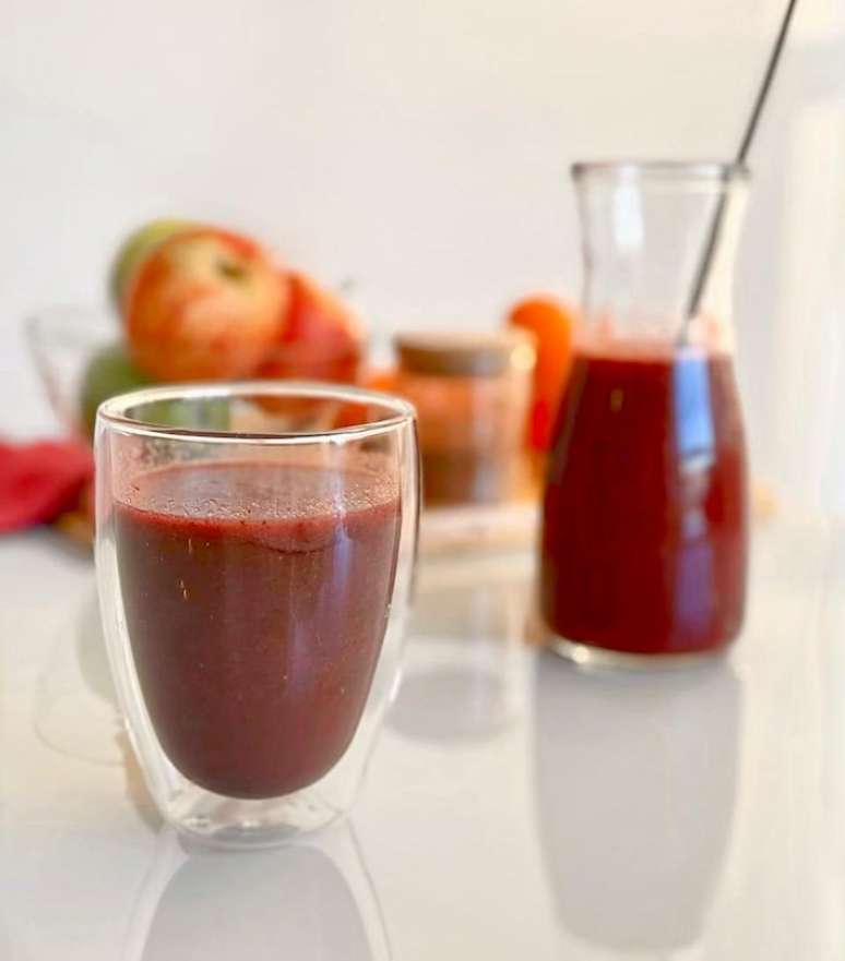 Suco de maçã com cenoura e mirtilo