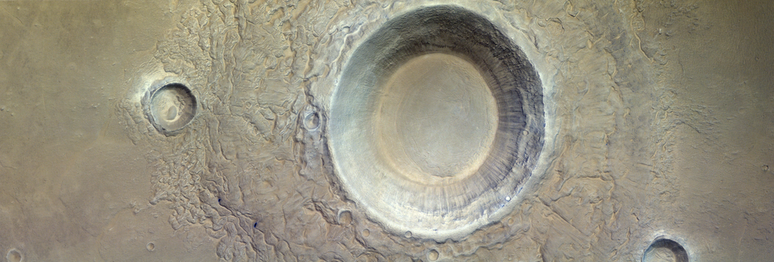 Cratera em Utopia Planitia fotografada pela sonda TGO (Imagem: Reprodução/ESA/TGO/CaSSIS)