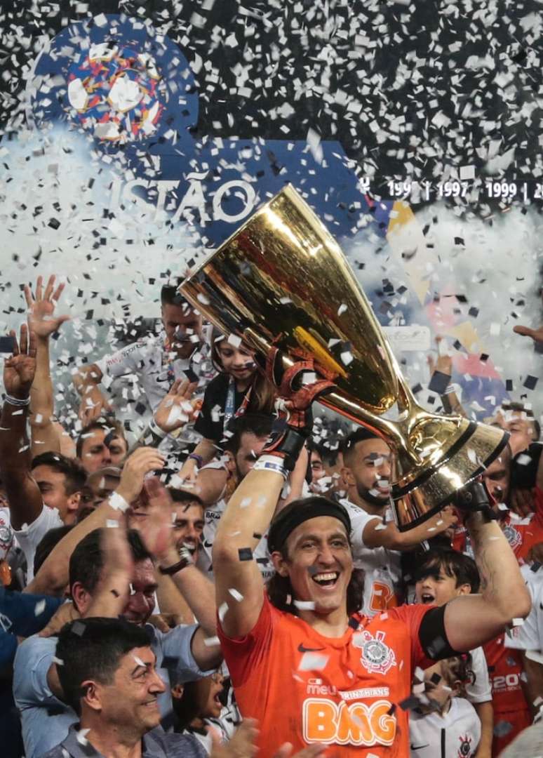 Cássio com a taça do Campeonato Paulista de 2019 após a final entre Corinthians e São Paulo.