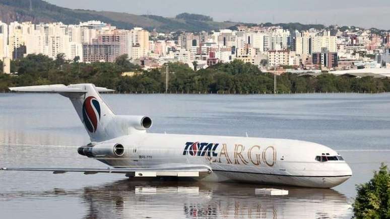 Enchentes prejudicaram aeroporto de Porto Alegre, que foi fechado por tempo indeterminado